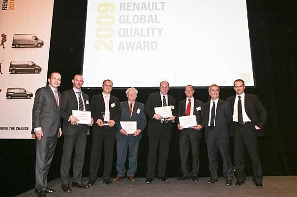 Bei der Ehrung: Renault-Deutschland-Chef Achim Schaible, Ronny Leichsenring und Marko Schneider (Die Schneider Gruppe), Johannes Bräutigam (AH J. Bräutigem), Thomas Pilling (Renault Retail Group Hamburg), Michael Röttig (AH Röttig), AR